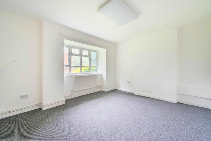 3 Bedroom Flat To Rent In Aldrington Road, Streatham, London, SW16