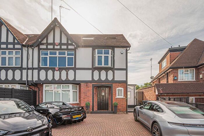 2 Bedroom Flat To Rent In Holders Hill Road, Mill Hill East, London, NW7