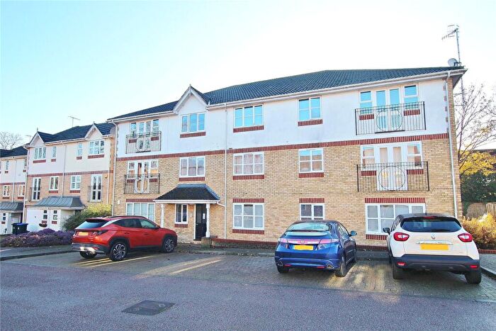 2 Bedroom Flat For Sale In Alexandra Gardens, Knaphill, Woking, Surrey, GU21
