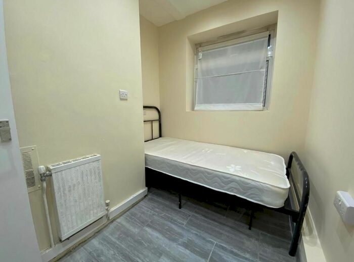 2 Bedroom Flat To Rent In Brandon Estate, London, SE17