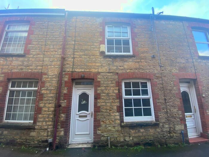 3 Bedroom Property To Rent In Foundry Square, Crewkerne, TA18