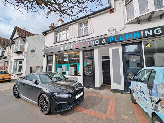 2 Bedroom Flat To Rent In Pall Mall, Leigh On Sea, Essex, SS9