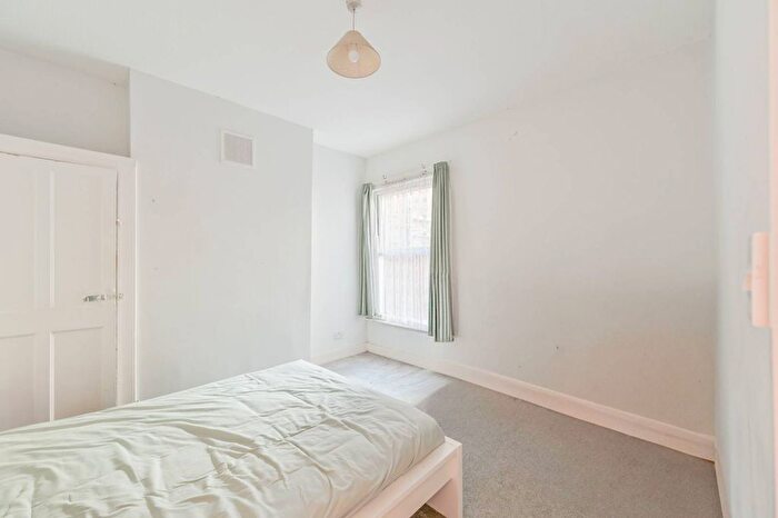 2 Bedroom Flat To Rent In Bickley Street, Tooting, London, SW17