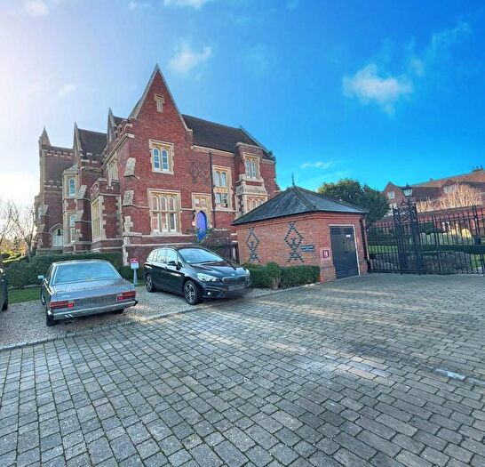 2 Bedroom Flat For Sale In The Galleries, Warley, Brentwood, CM14