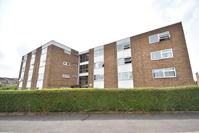 1 Bedroom Flat To Rent In Dellfield Court, Handcross Road, Luton, Bedfordshire, LU2