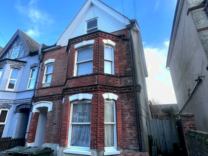 Flat To Rent In Bedford Grove, Eastbourne, BN21