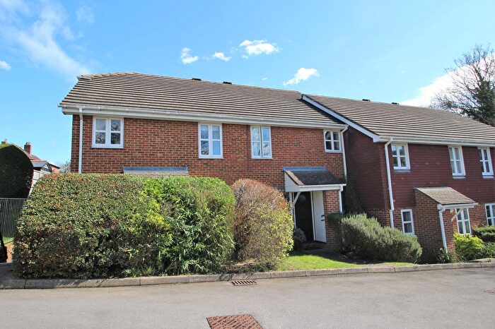 1 Bedroom Flat To Rent In Heather Close, Guildford, GU2