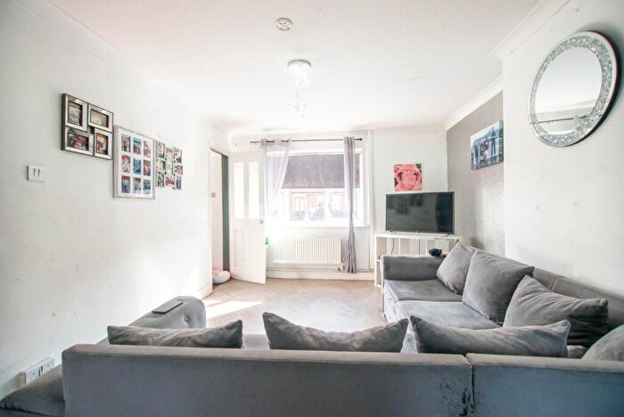 3 Bedroom Terraced House For Sale In Garrowby Walk, Hull, HU5