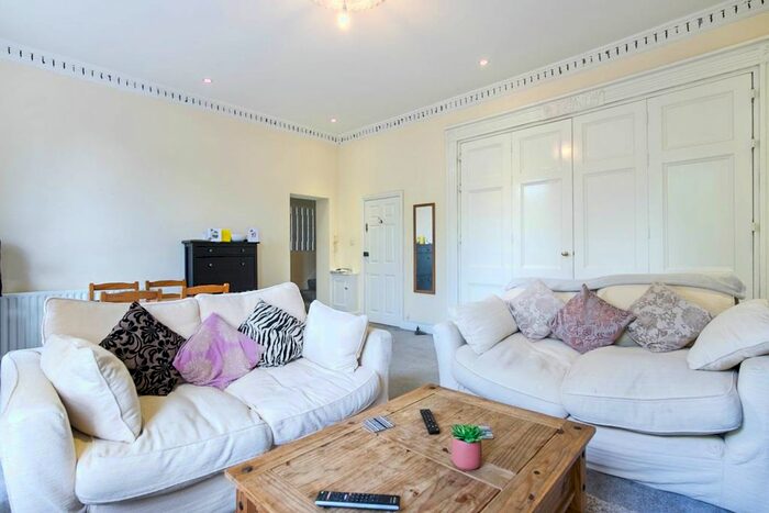 2 Bedroom Flat To Rent In Clapham Road, London, SW9