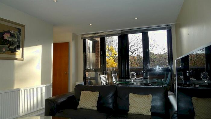 3 Bedroom Flat To Rent In Britten Close, London, NW11