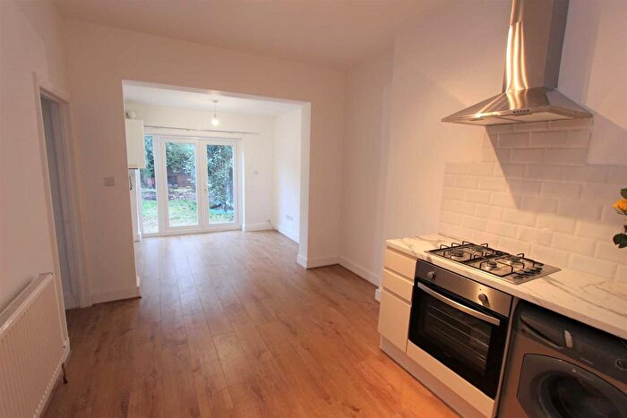2 Bedroom Flat To Rent In George Road, Chingford, E4