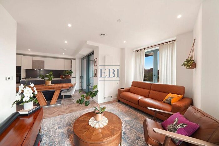 2 Bedroom Apartment For Sale In Skyline Apartments, Makers Yard, Bromley-By-Bow, E3