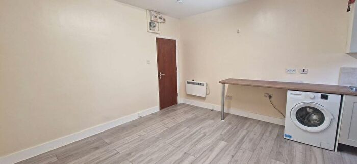 Studio To Rent In Bull Lane, London, N18