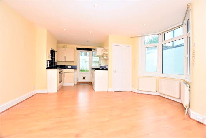Flat To Rent In Hazeldon Road Brockley, SE4