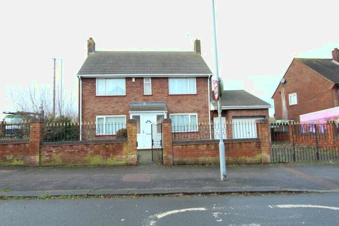 4 Bedroom Detached House To Rent In Farley Farm Road, Luton LU1