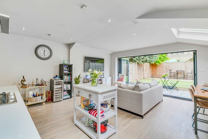 3 Bedroom Flat To Rent In Wardo Avenue, London, SW6