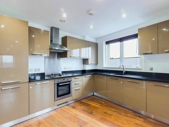 2 Bedroom Flat To Rent In Blenheim Court, Denham Street, Greenwich, SE10