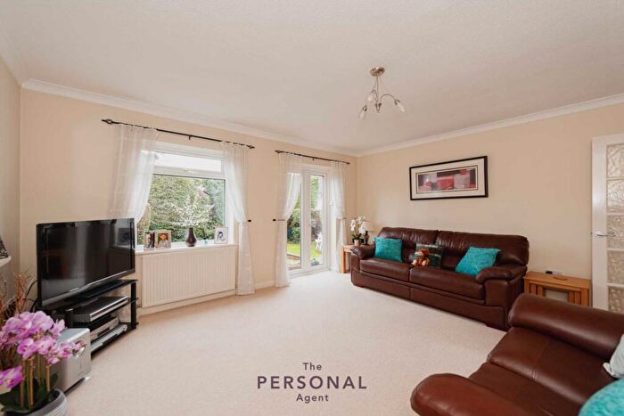 3 Bedroom Link Detached House To Rent In Cardinal Close, Worcester Park, KT4