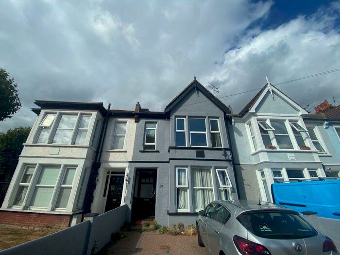 2 Bedroom Flat To Rent In Anerley Road-Westcliff On Sea, SS0