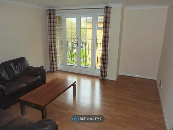 2 Bedroom Flat To Rent In Robin Way, Staines-Upon-Thames, TW18