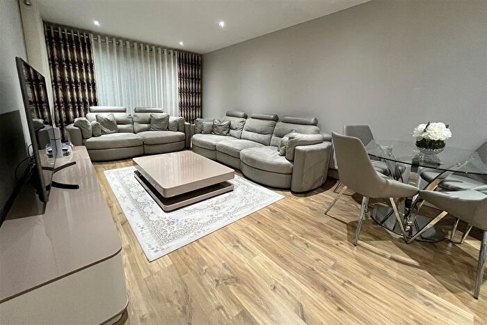 2 Bedroom Flat To Rent In Ebony Crescent, Cockfosters, EN4