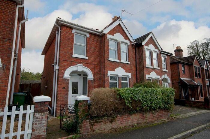 3 Bedroom Semi-Detached House To Rent In Bedford Avenue, Southampton SO19