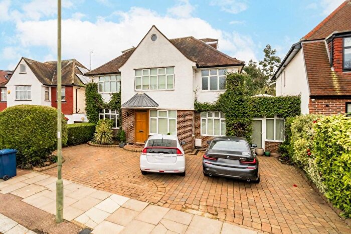 Studio To Rent In Sherwood Road, London, NW4