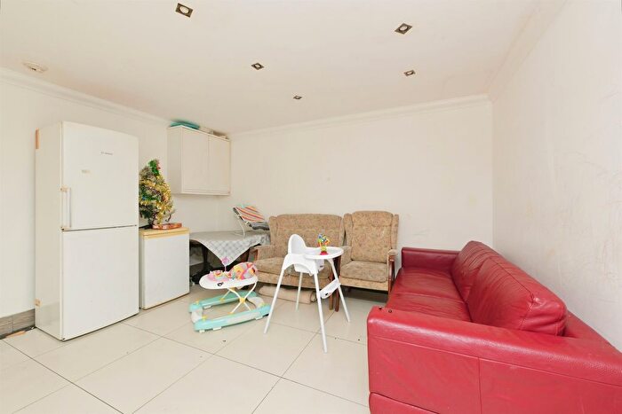 6 Bedroom Semi-Detached House For Sale In Reynard Way, Northampton, NN2
