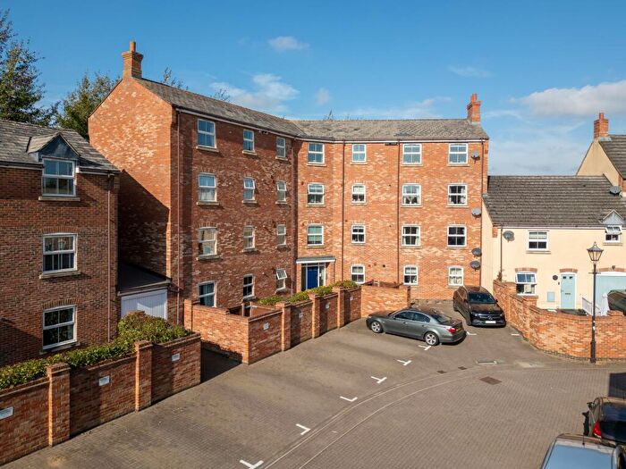 2 Bedroom Flat For Sale In Crowell Mews, Aylesbury, HP19