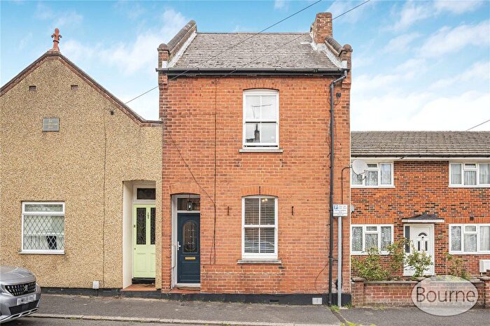 3 Bedroom Semi-detached House For Sale In Lysons Road, Aldershot, Hampshire, GU11