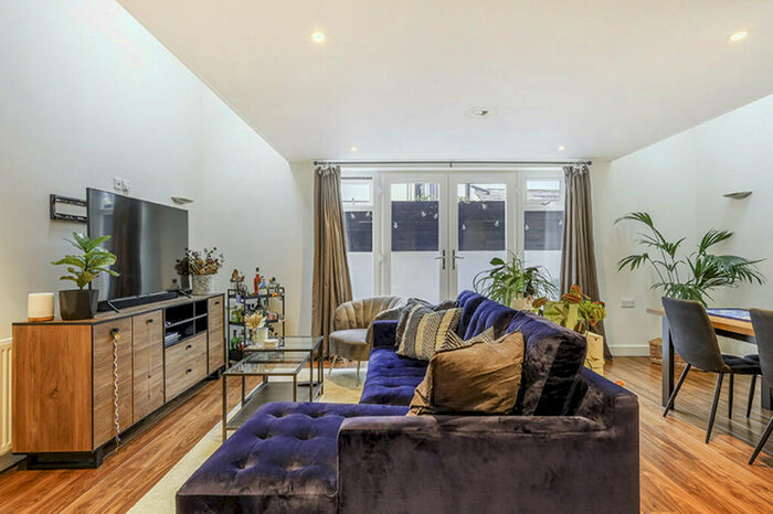 2 Bedroom Flat To Rent In Southbank, Thames Ditton, KT7