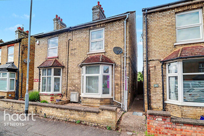 3 Bedroom Semi-Detached House For Sale In Shaftesbury Avenue, St Neots, PE19