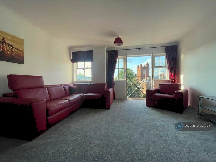 2 Bedroom Flat To Rent In Rectory Court, London, E18