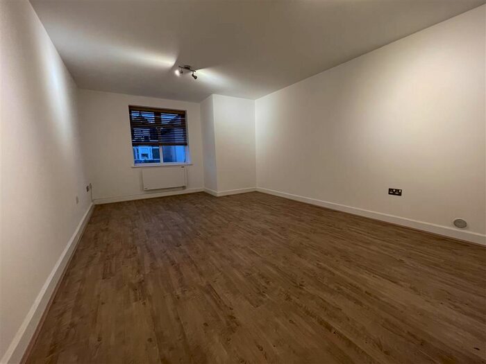 2 Bedroom Flat To Rent In Newport Road, Roath, Cardiff CF24
