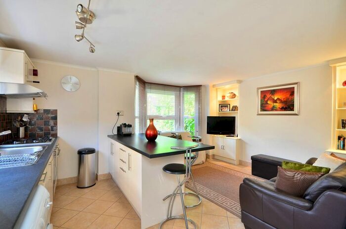 2 Bedroom Flat To Rent In Oxford Road, Ealing Broadway, London, W5