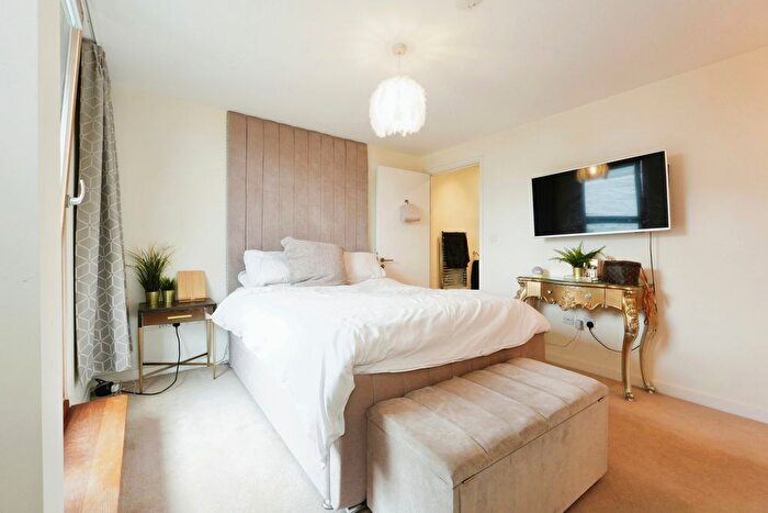 2 Bedroom Flat For Sale In Navigation Walk, Wakefield, West Yorkshire, WF1