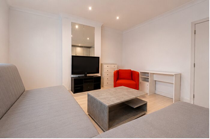 5 Bedroom Semi-Detached House To Rent In High Street, Egham, TW20