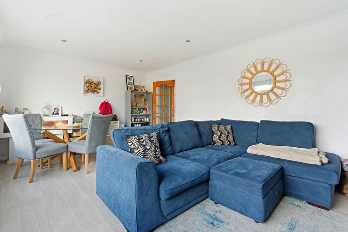 3 Bedroom Maisonette To Rent In Fernbank Road, Ascot, SL5