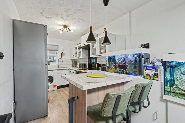 2 Bedroom Flat For Sale In Harriet Drive, Rochester, ME1