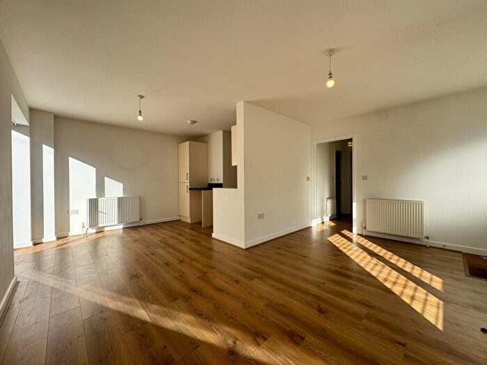 2 Bedroom Flat To Rent In Grove Road East, Christchurch, BH23