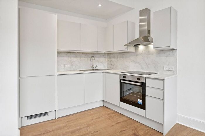 3 Bedroom Flat To Rent In Queenstown Road, London, SW8