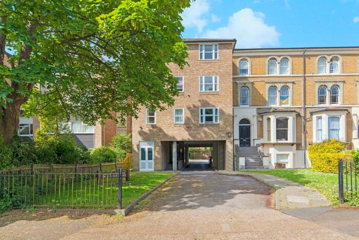 2 Bedroom Apartment To Rent In Wren Court, The Avenue, Surbiton, KT5