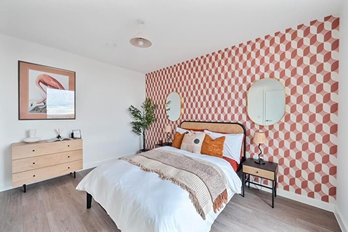 1 Bedroom Flat To Rent In New Road Triangle, Feltham, TW14