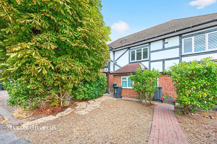 2 Bedroom Flat For Sale In Malden Road, Worcester Park, KT4