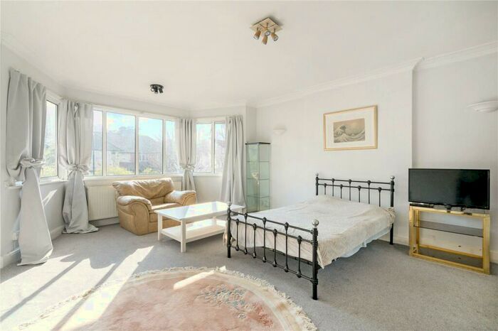 3 Bedroom Apartment To Rent In Chatsworth Road, London, NW2