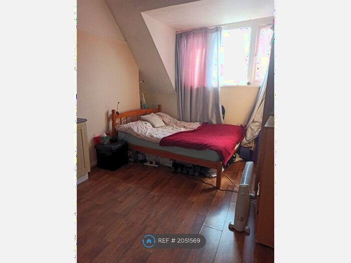 Studio To Rent In Finchley Lane, London, NW4