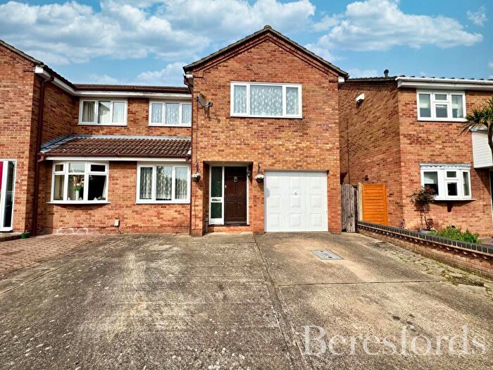 4 Bedroom Semi-Detached House For Sale In Ilfracombe Crescent, Hornchurch, RM12