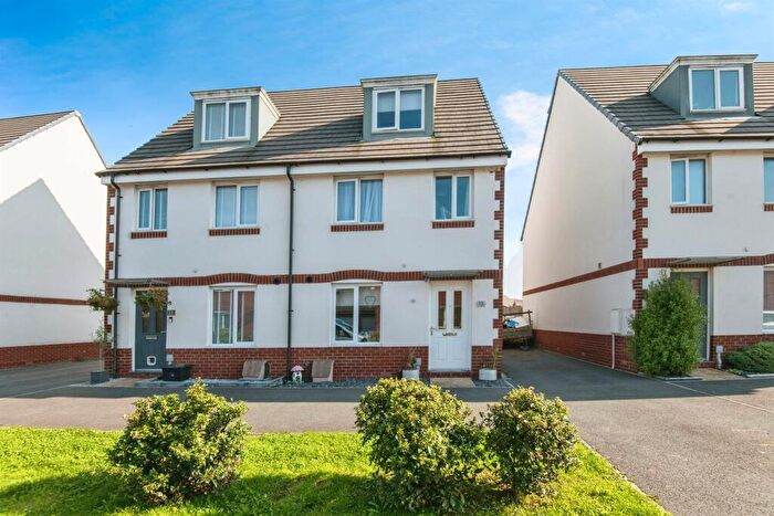 3 Bedroom Semi-Detached House For Sale In Lace Crescent, Tiverton, EX16