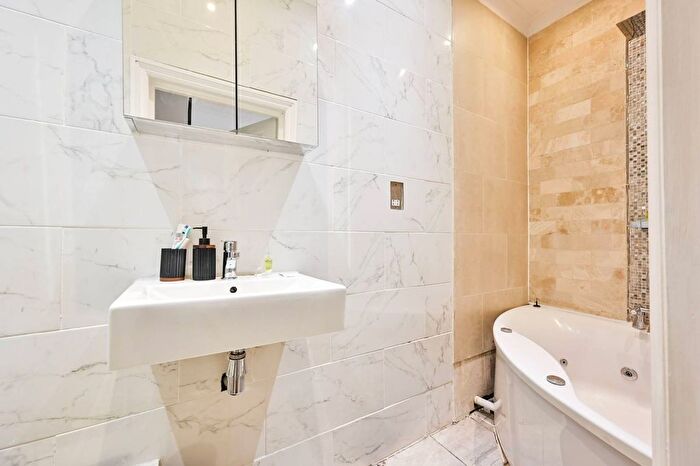 2 Bedroom Flat For Sale In Collingham Place, Earls Court, London, SW5