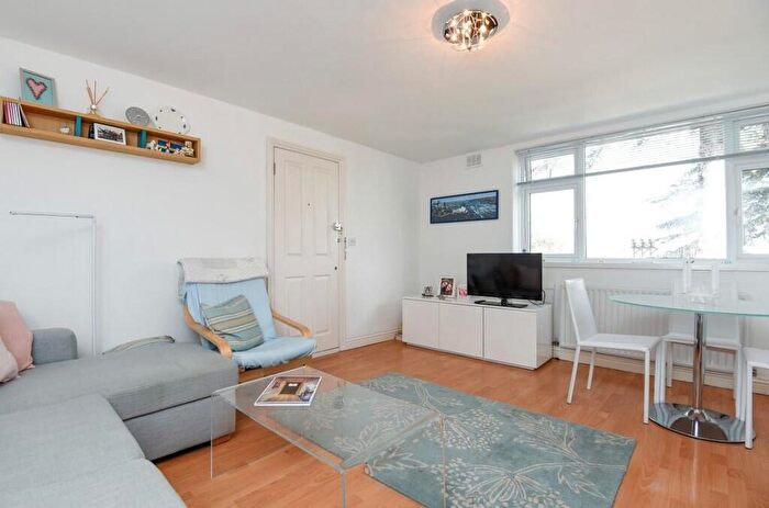 1 Bedroom Apartment To Rent In Upper Teddington Road, Kingston Upon Thames, KT1